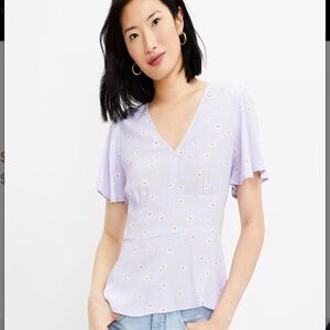 LOFT Daisy Flutter Sleeve V-Neck Top. Size 8